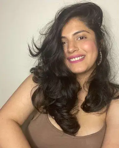Eesha-new-arrival-mumbai-Photo 1 of 6