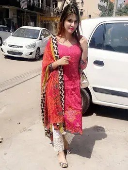 Ishita-new-arrival-mumbai-Photo 1 of 3